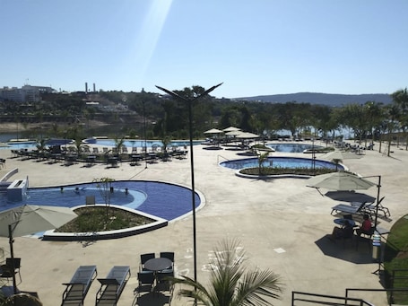 6 piscinas techadas, una piscina al aire libre