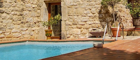 Piscine extérieure (ouverte en saison), parasols de plage