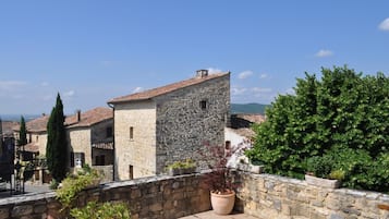 Chambre Double, vue piscine (Eglantine) | Vue de la chambre