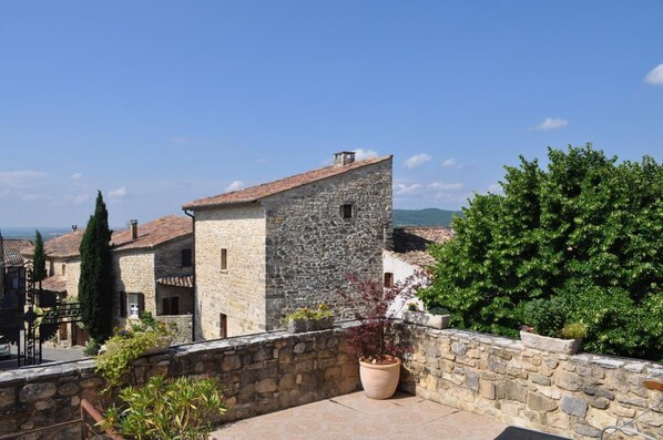 Chambre Double, vue piscine (Eglantine) | Vue de la chambre