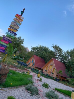 Bungalow estándar, 1 cama Queen size, baño privado | Edredón, camas con efecto memoria y decoración personalizada