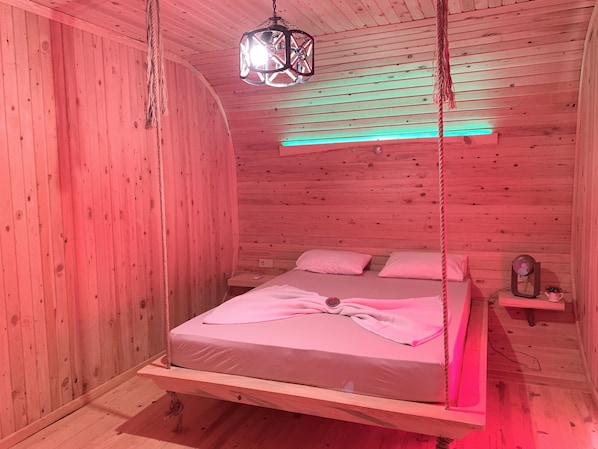 Habitación de diseñador, 1 cama Queen size, vista a la montaña, junto a la montaña | 1 habitación, edredón y camas con efecto memoria