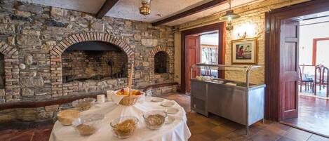 Petit déjeuner complet (10 EUR par personne)