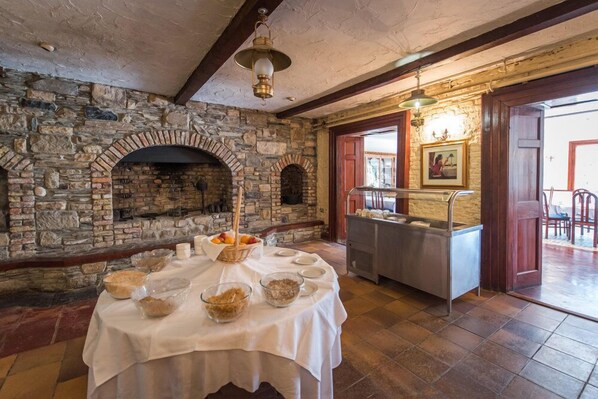 Sarapan lengkap setiap hari (EUR 10 per orang)