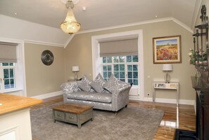 Kamar Mewah, 1 Tempat Tidur King | Area keluarga | TV layar datar