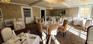 อาหารเช้าชุดใหญ่สไตล์อังกฤษทุกวัน (EUR 10 ต่อคน)