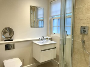 House, 5 Bedrooms | Bathroom | Separate tub and shower, free toiletries, towels