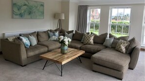 House, 5 Bedrooms | Living room