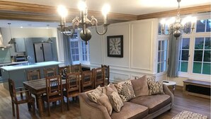 House, 5 Bedrooms | Living area