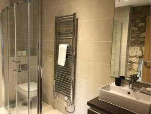House, 3 Bedrooms | Bathroom | Separate tub and shower, free toiletries, towels