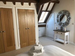 House, 3 Bedrooms | 3 bedrooms, free WiFi, bed sheets - Middle Barn (Oxford)