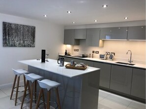 House, 3 Bedrooms | Private kitchen | Fridge, microwave, oven, stovetop - Middle Barn (Oxford)