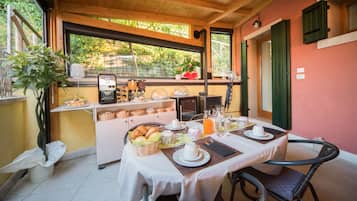 Quarto luxo | Área do café da manhã | Café da manhã continental grátis todos os dias