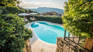 Piscina externa sazonal, funciona das 8h às 20h, guarda-sóis