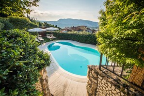 Piscina externa sazonal, funciona das 8h às 20h, guarda-sóis