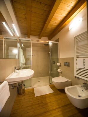 Camera Deluxe | Bagno | Doccia, soffione a pioggia, bidet, asciugamani