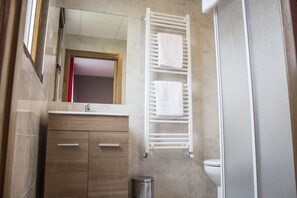 Shower, free toiletries, hair dryer, towels