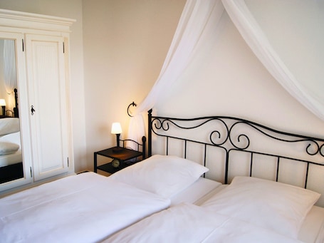 Down comforters, in-room safe, free WiFi, bed sheets. Appartementhaus Gutenberg - Für Paare, Freundinnen & Freunde, Alleinreisende - Parkplatz & WLAN - 2 Min zum See, 6 Min zum Strand