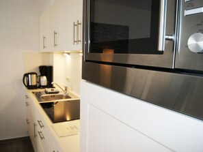 Refrigerador, microondas, placa de cocina, cafetera/tetera