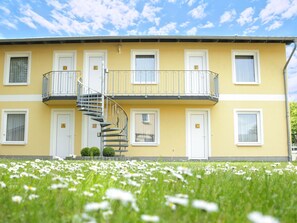 Exterior - Appartementhaus Gutenberg - Für Paare, Freundinnen & Freunde, Alleinreisende - Parkplatz & WLAN - 2 Min zum See, 6 Min zum Strand (Binz)