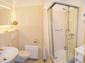 Dusche, Haartrockner, Handtücher, Seife