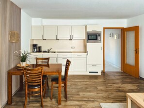 In-room dining - Appartementhaus Gutenberg - Für Paare, Freundinnen & Freunde, Alleinreisende - Parkplatz & WLAN - 2 Min zum See, 6 Min zum Strand (Binz)