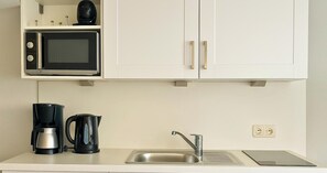 Refrigerador, microondas, placa de cocina, cafetera expreso