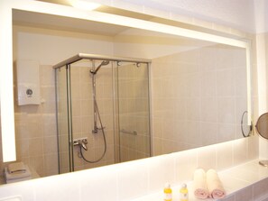 Ducha, secador de pelo, toallas, jabón