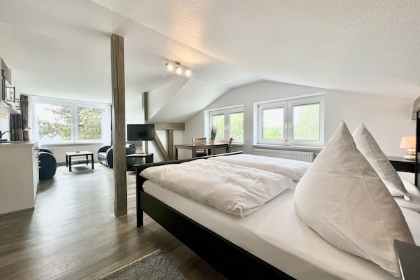 Comfort-Studio | Daunenbettdecken, Zimmersafe, kostenloses WLAN, Bettwäsche