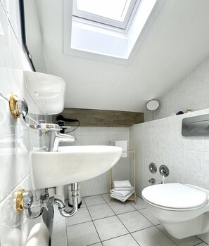 Comfort Studio | Bathroom | Shower, hair dryer, towels, soap