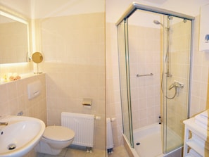Douche, sèche-cheveux, serviettes fournies, savon