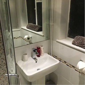 Huis, 2 slaapkamers | Badkamer | Een douche, gratis toiletartikelen, handdoeken
