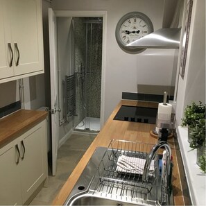 House, 2 Bedrooms | Private kitchen | Fridge, oven, stovetop, electric kettle - Nelson Street House (Oxford)