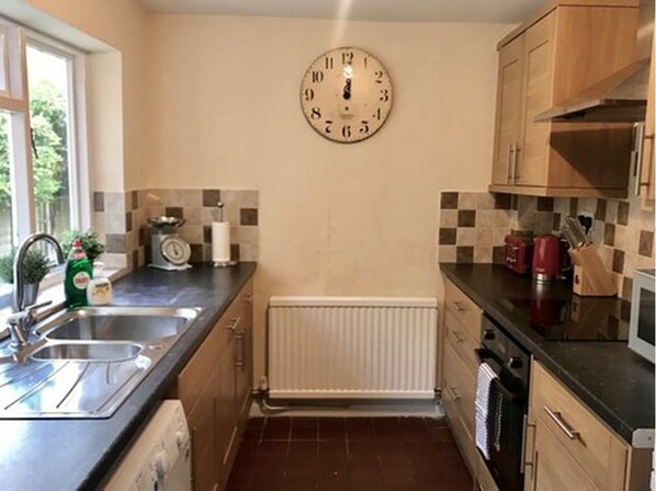 House, 3 Bedrooms | Private kitchen