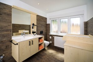 Family Suite, Non Smoking, Annex Building | Bathroom - Gasthof zum Ochsen (Voehrenbach)