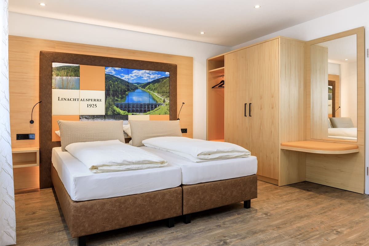 Suite familiar, para no fumadores, en edificio contiguo | 1 habitación, ropa de cama hipoalergénica y escritorio