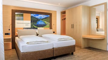 Family Suite, Non Smoking, Annex Building | Hypo-allergenic bedding, desk, laptop workspace, free WiFi