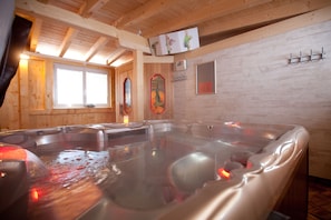Indoor spa tub