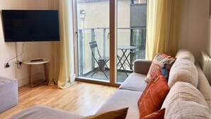 Apartamento, 1 quarto | Sala de estar | TV de tela plana