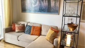 Apartamento, 1 quarto | Sala de estar | TV de tela plana