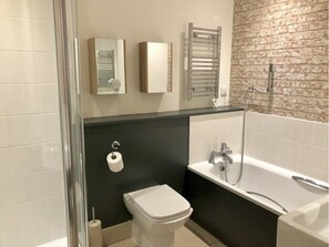 Apartment, 1 Bedroom | Bathroom | Separate tub and shower, free toiletries, towels - Oxford Castle Apartment (Oxford)