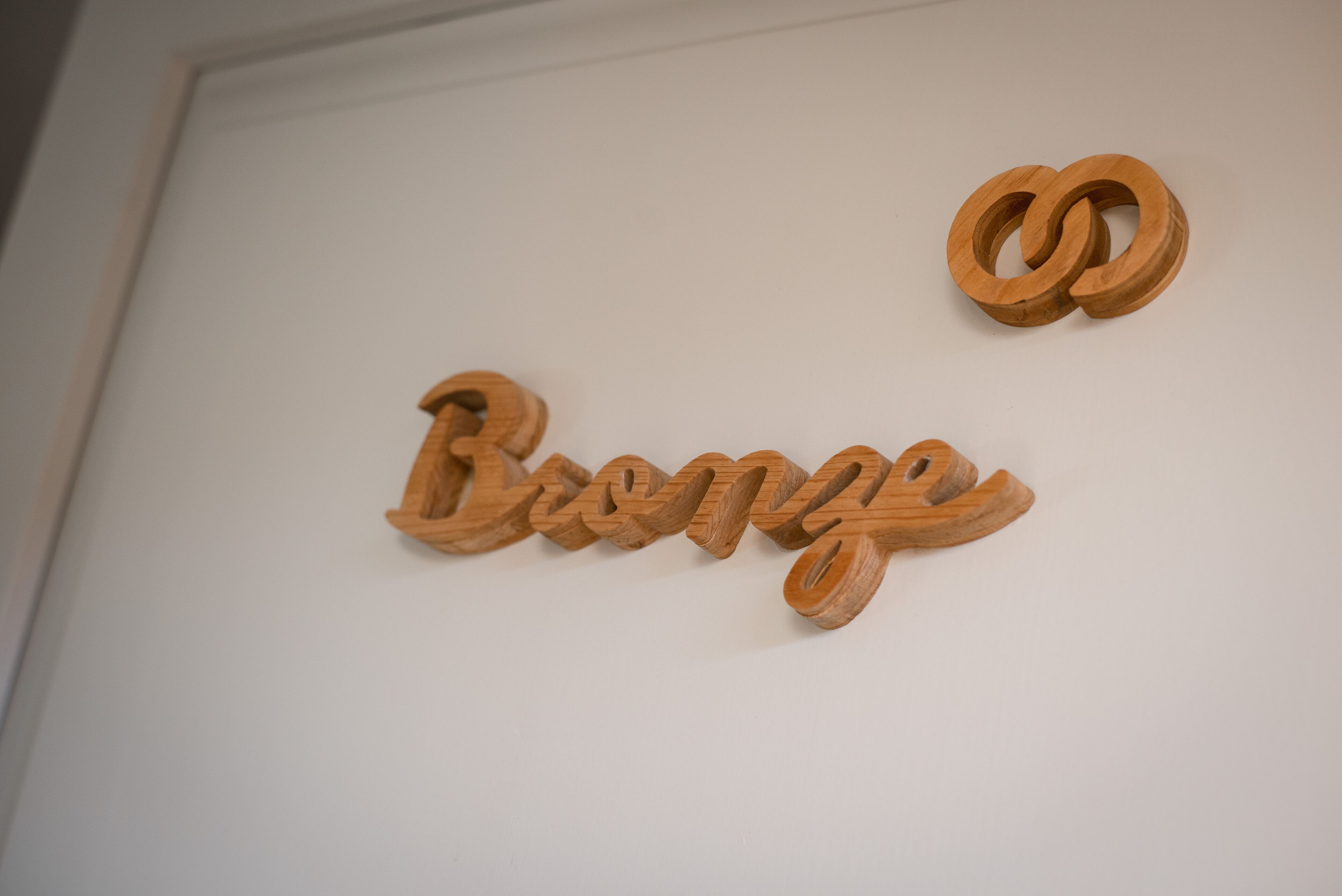 Ein Holzschild mit dem Wort 'Bronze' und zwei ineinandergreifenden Ringen.