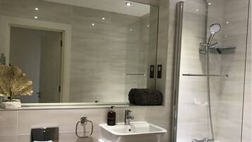 Apartment, 2 Bedrooms | Bathroom | Shower, free toiletries, towels