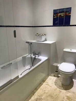 Bathroom - Salford Road Apartment (Oxford)