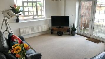 Apartment, 2 Bedrooms | Living room | Flat-screen TV