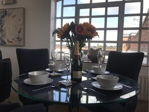 Apartment, 2 Bedrooms | In-room dining
