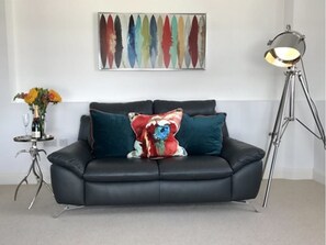 Apartamento, 2 habitaciones | Sala de estar | Una televisión de pantalla plana