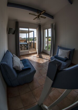 Studio (6 Pers) | Living area | TV - Hôtel Leukos (Leucate)