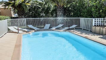 Piscina stagionale all'aperto, lettini