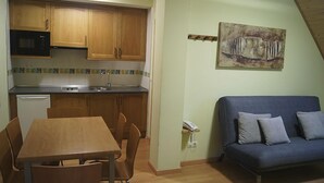 Apartment, 2 Bedrooms | Private kitchen